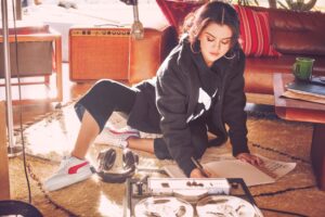 Selena Gomez lleva las nueva Puma Cali Chase